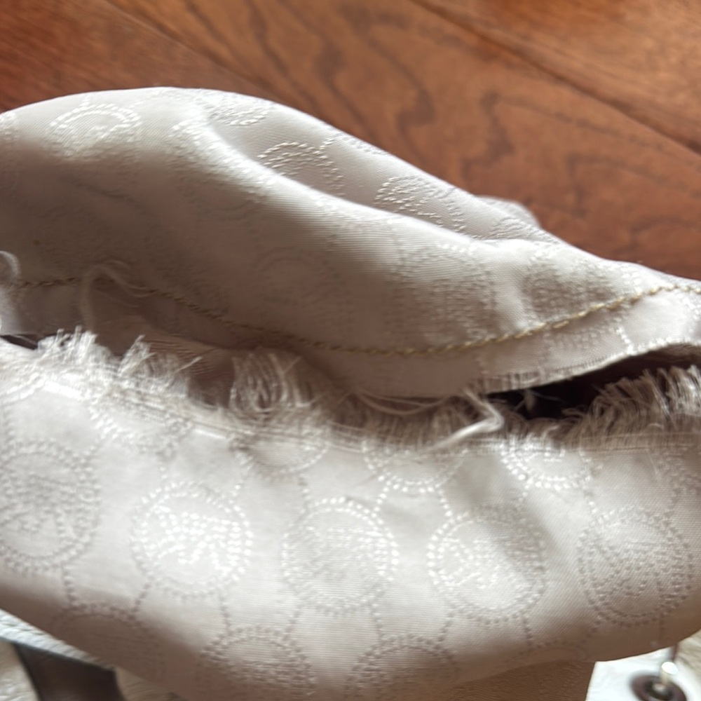 Michael Kors Fulton Elegant White Leather  Bag - Picture 7 of 14